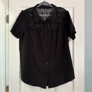 NWT 2X black short-sleeve button down with lace insert around shoulders